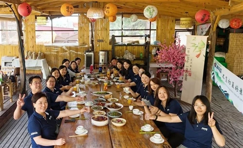 MIGO GLASS feirer Dragon Boat Festival med en tradisjonel...